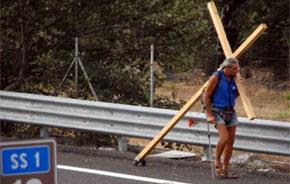 Paternit Oggi - Da Milano a Cefal a piedi con la croce sulle spalle per rivedere i suoi figli